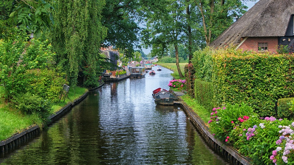 หมู่บ้านGiethoorn หมู่บ้านที่ใช้แม่น้ำแทนถนนแห่งเนเธอร์แลนด์ , Sapsiri Travel Agency